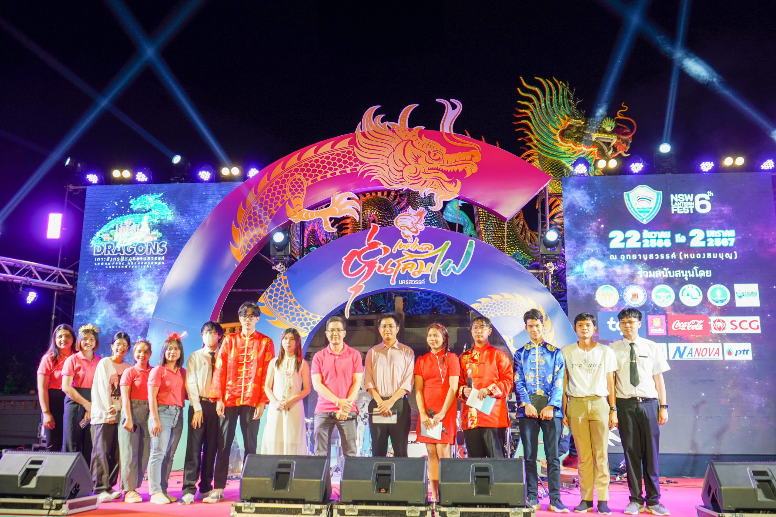นักศึกษาแพทย์ ศูนย์แพทยศาสตรศึกษาชั้นคลินิก โรงพยาบาลสวรรค์ประชารักษ์ ร่วมงานเทศกาลหุ่นโคมไฟ นครสวรรค์