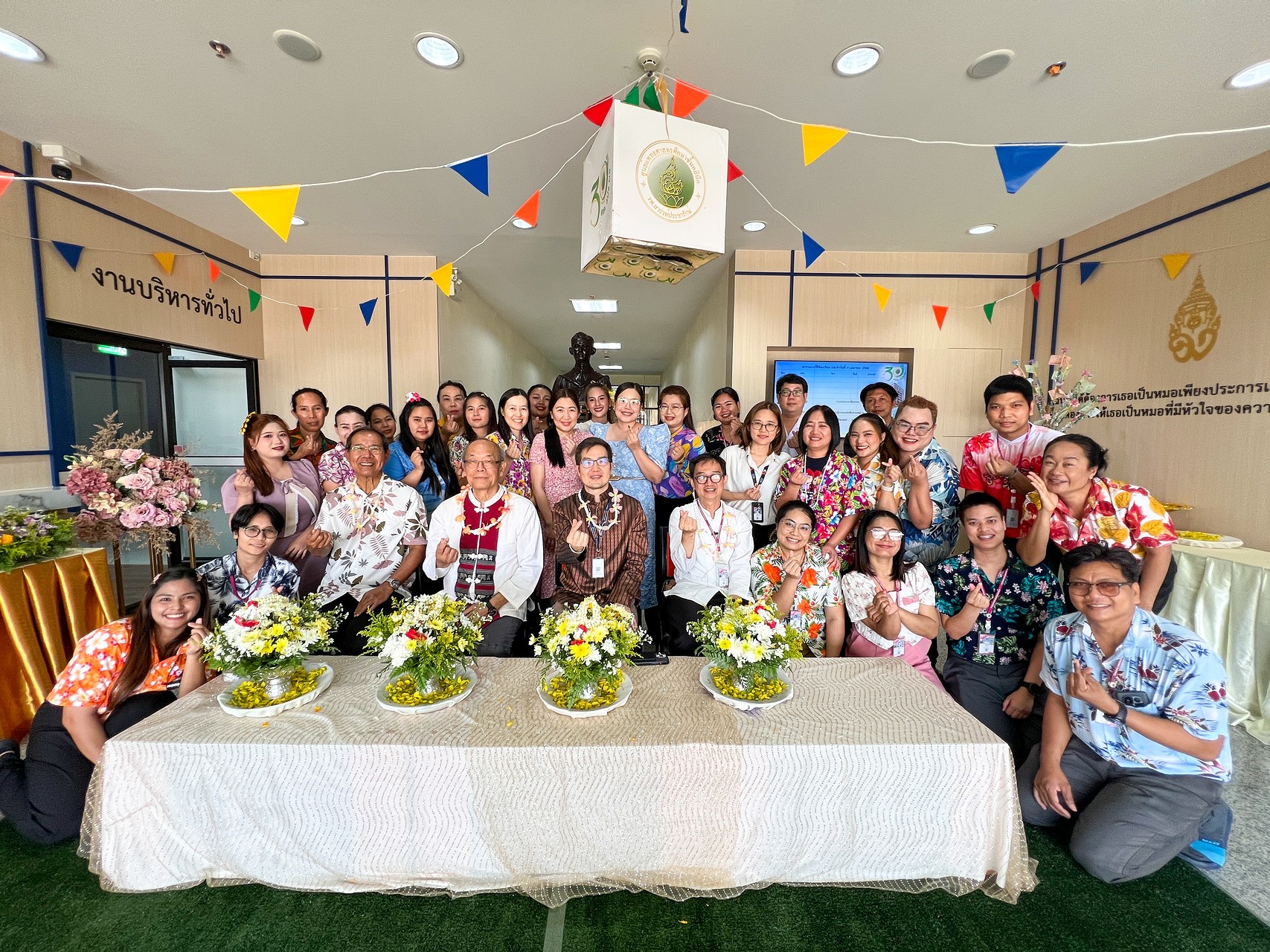 ศูนย์แพทยฯ ร่วมสืบสานประเพณีสงกรานต์ สรงน้ำพระ และ รดน้ำขอพรผู้ใหญ่