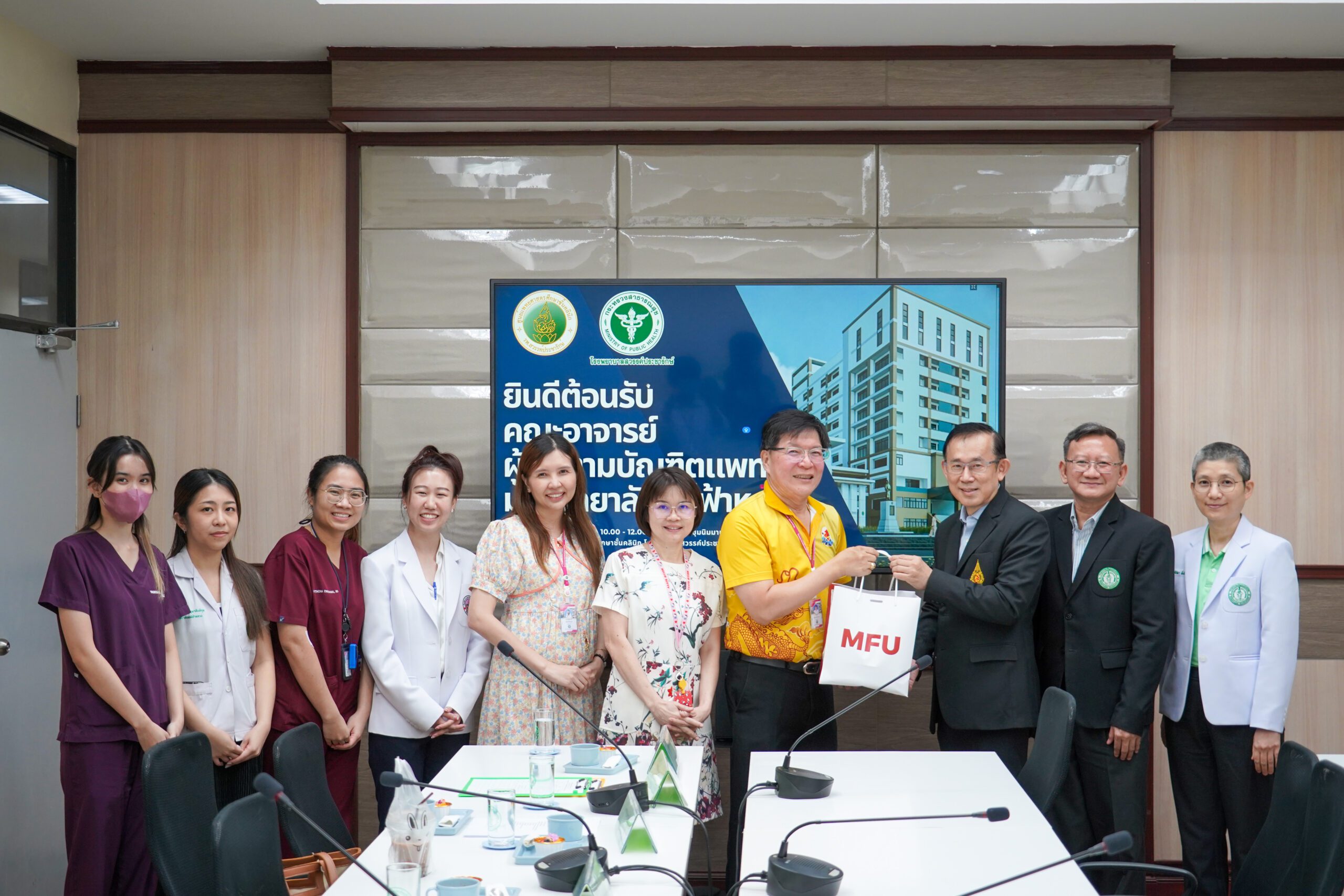 มหาวิทยาลัยแม่ฟ้าหลวงเข้าสัมภาษณ์เพื่อติดตามบัณฑิตแพทย์ ซึ่งกำลังปฏิบัติงานใช้ทุนที่โรงพยาบาลสวรรค์ประชารักษ์